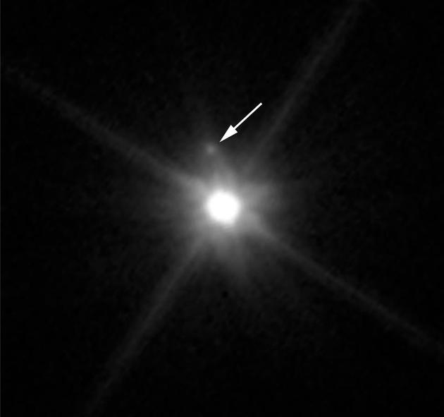 这张由哈勃空间望远镜拍摄的图像显示出鸟神星被发现的第一颗卫“MK 2”。这颗小卫星在图像中位于鸟神星上方,由于鸟神星强烈的光辉,它相比之下显得非常暗弱,几乎难以看到