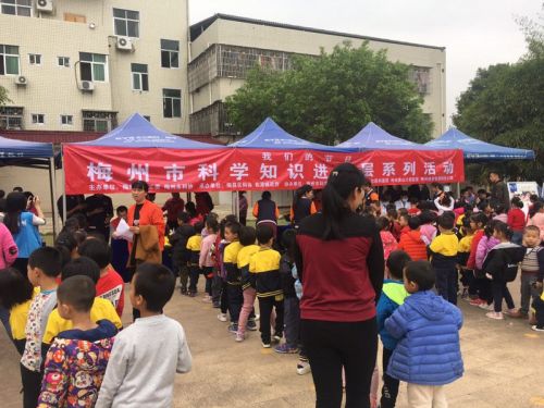 为幼儿进行口腔义诊和视力检测