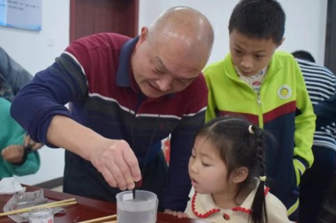 科学魔法遇上安全课堂：平远县青少年“水面浮针”实验点燃创新火花
